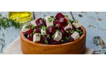 Hřejivý podzimní salát z červené řepy se sýrem a semínky